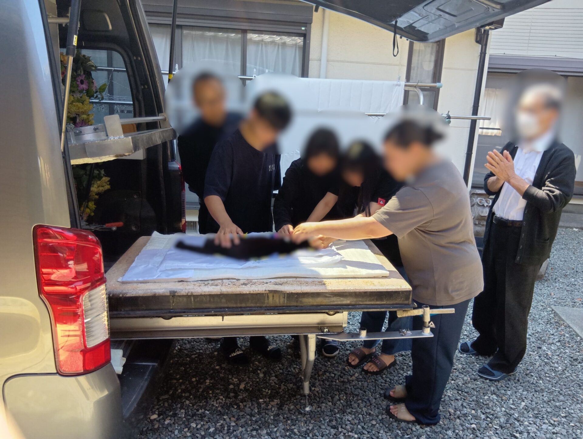 多気郡で車庫で出会った猫ちゃんをご家族様全員でお見送りしました